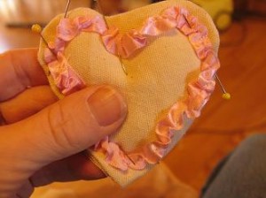 pin-ribbon-to-cookie