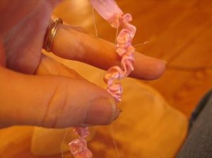 pull-the-thread-to-gather-the-ribbon
