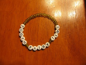 Make a mommy reminder bracelet with alphabet beads